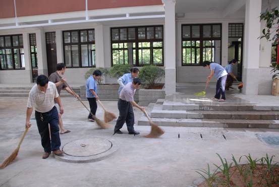 为 2005 级学生从漳州校区回迁本部辛勤工作 070911