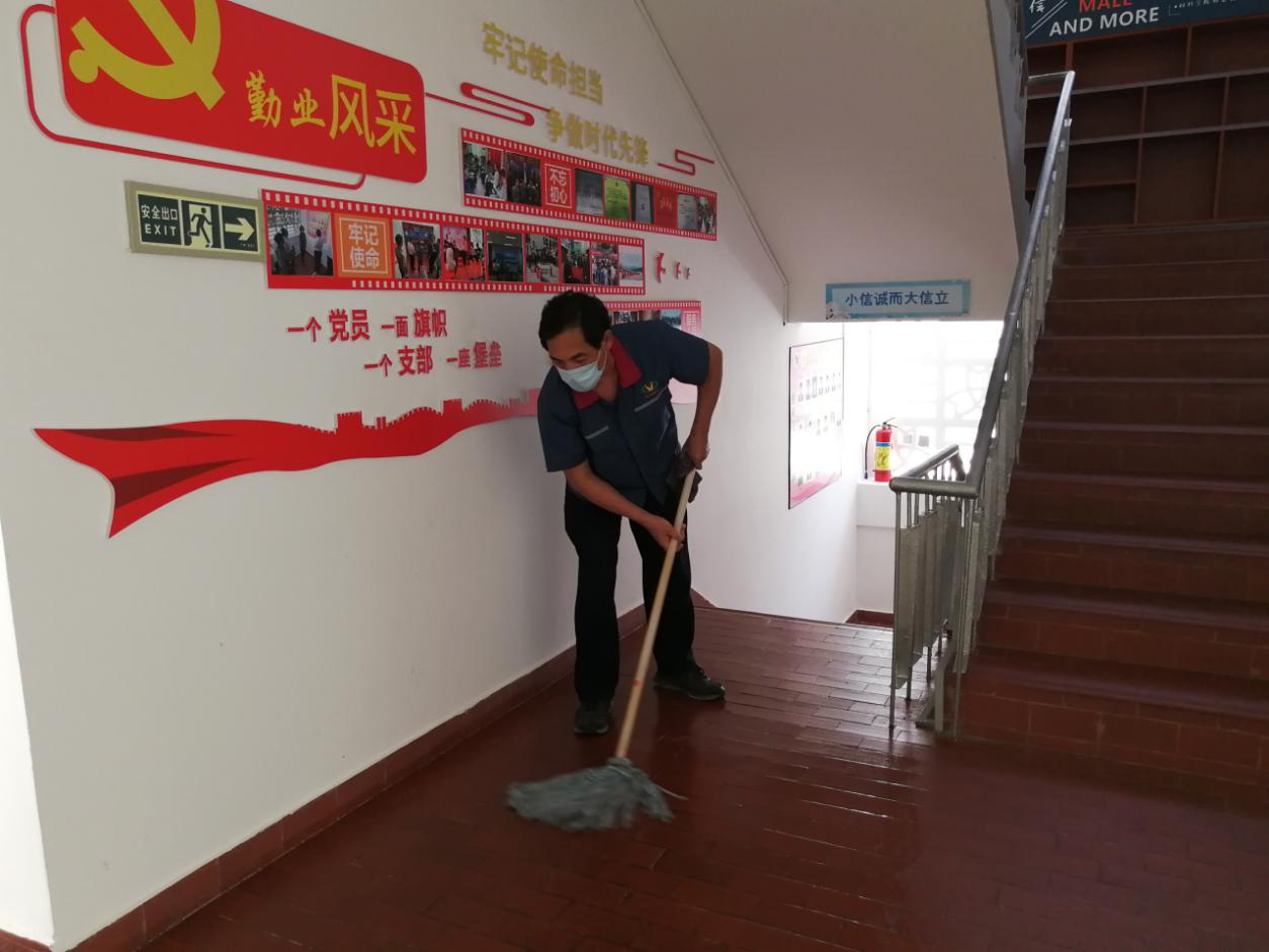 用坚守奏响最美劳动者之歌