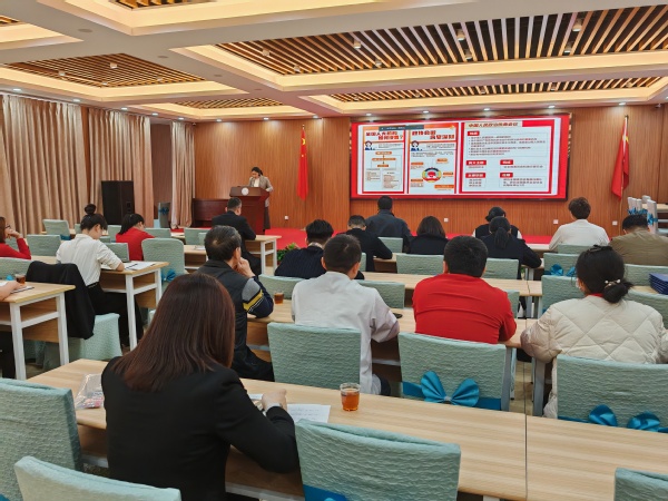  饮食服务中心党支部组织中心党员、骨干学习两会精神