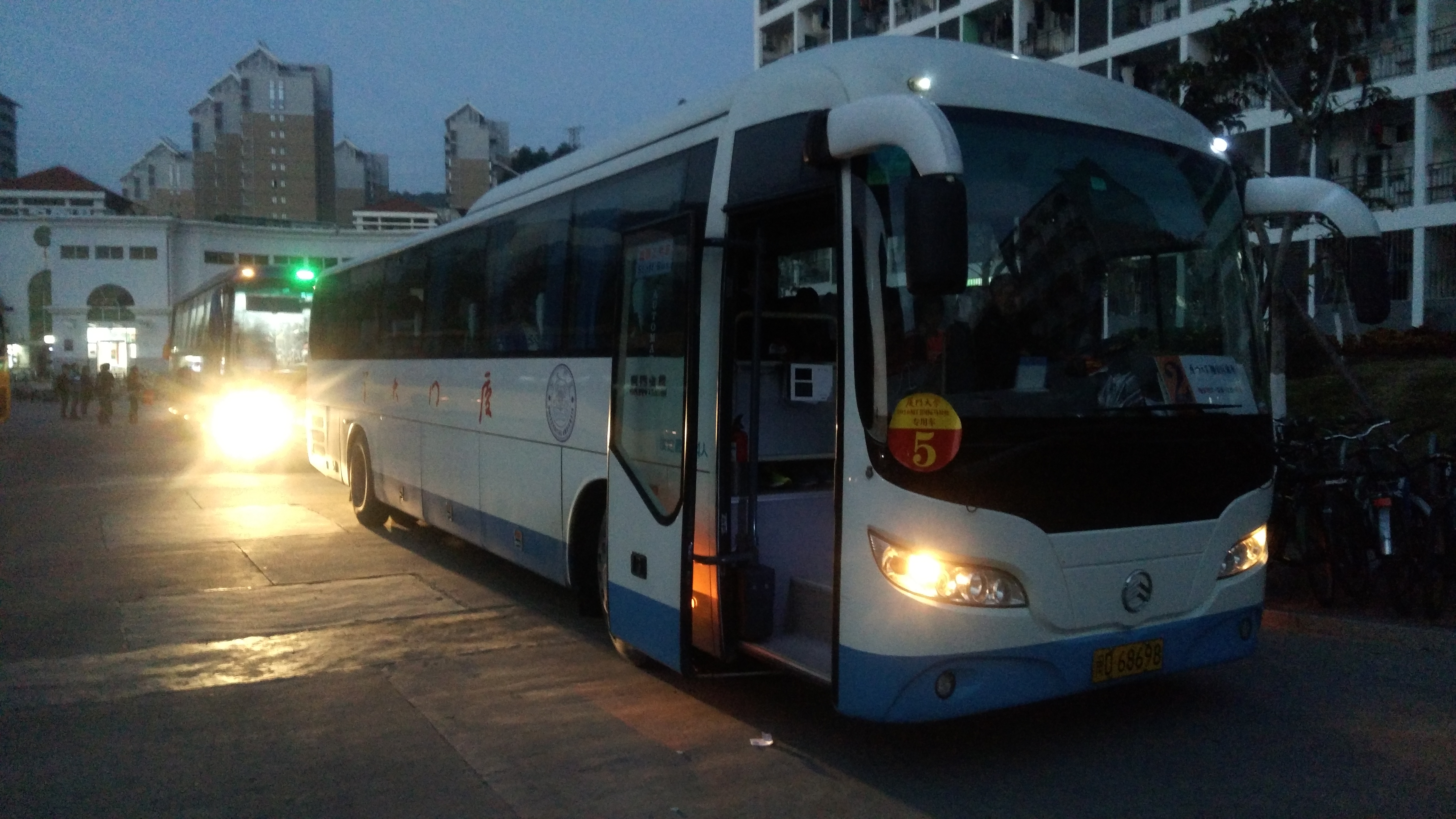 张开双臂迎接新年曙光,随风奔跑助力梦想启航