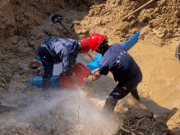 争分夺秒,奋力作为——水电服务中心抢修地下井边主水管