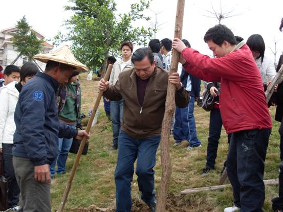植树节里种树忙