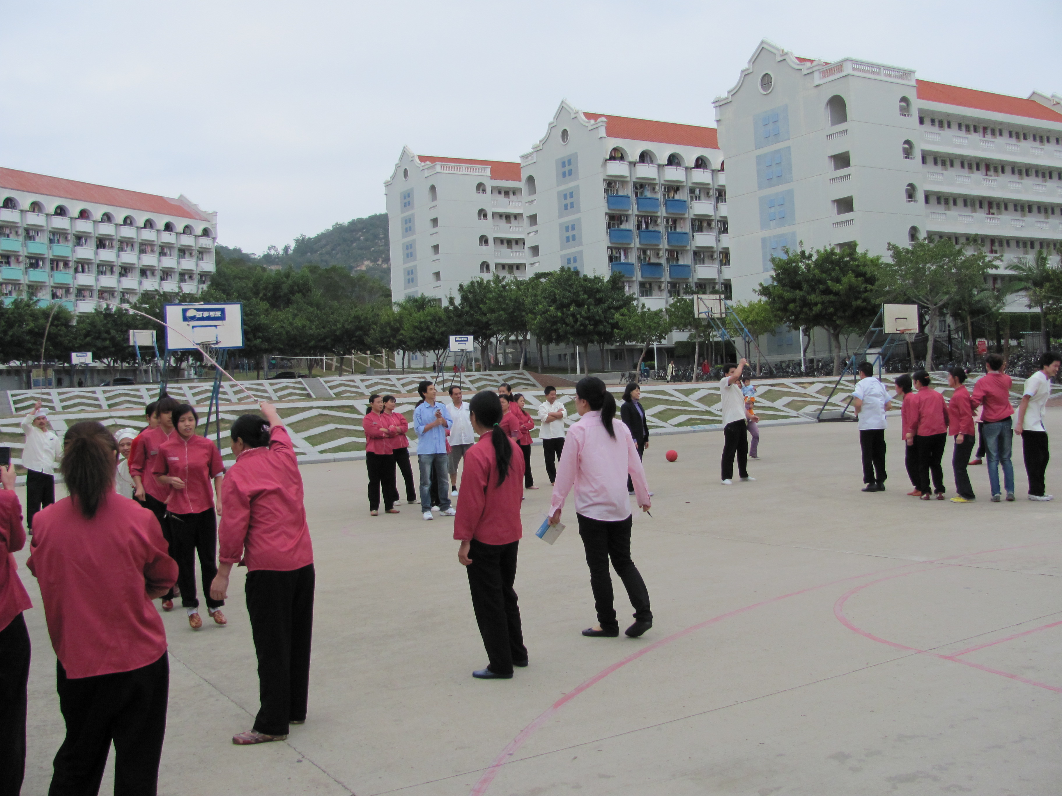 饮食服务中心第二团支部举办跳绳比赛