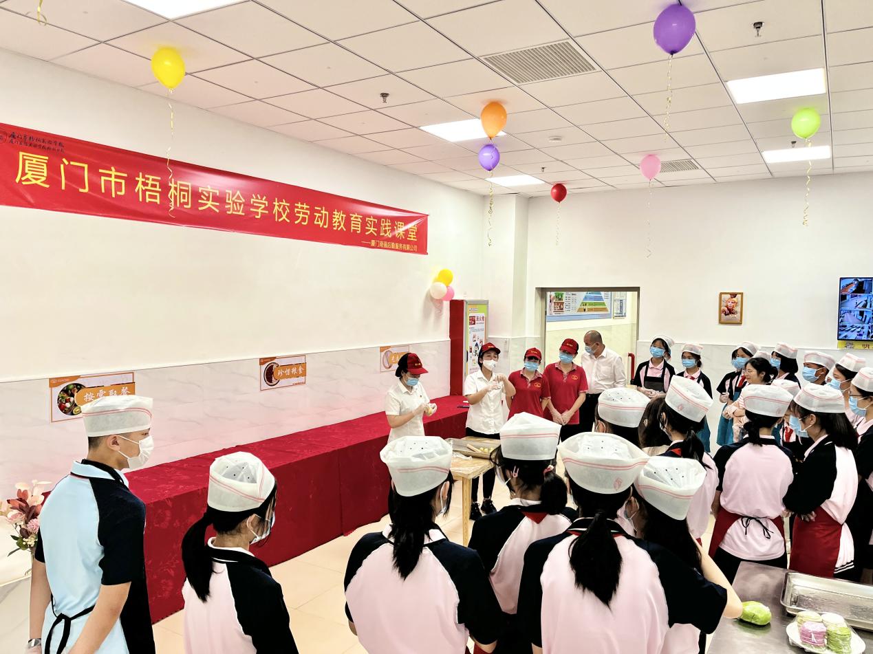 巧手包饺子 以劳促成长——厦大餐饮携手梧桐实验学校开展劳动教育实践课堂