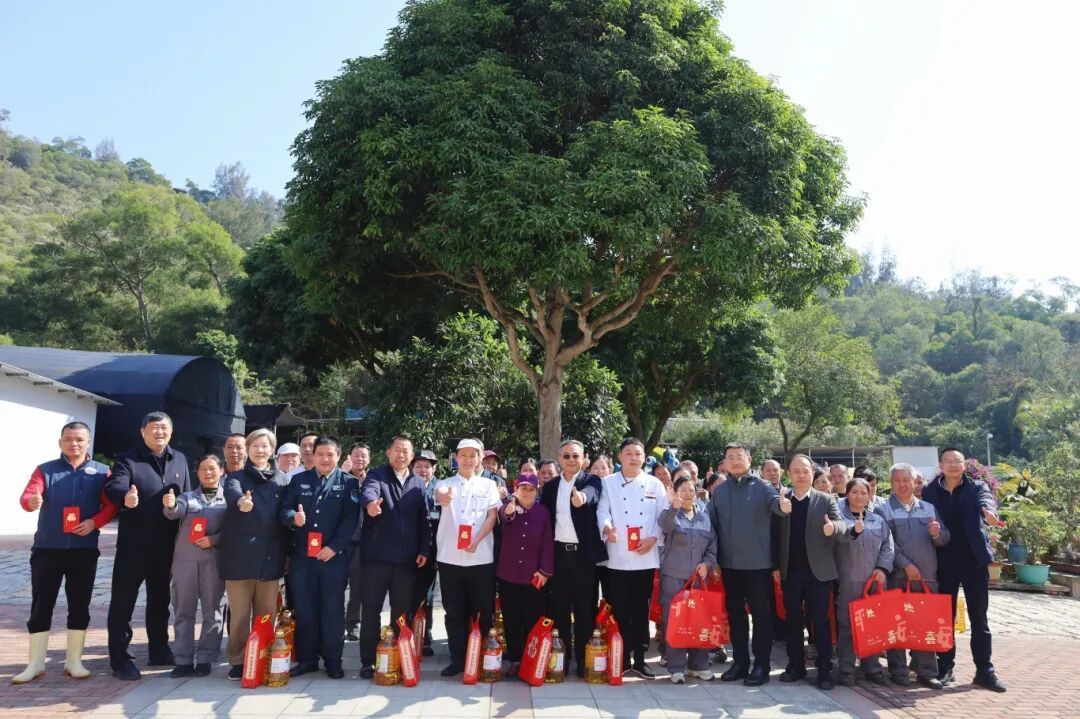花圃沐春风,慰问润心田——校领导慰问集团困难职工与一线员工代表
