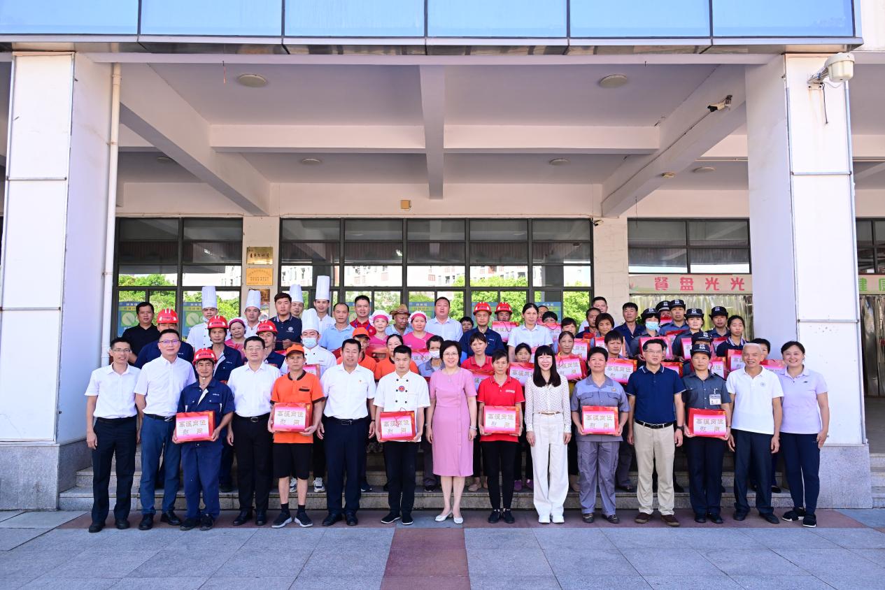 校领导前往翔安校区慰问高温下坚守岗位的一线员工