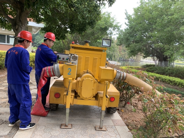 严阵以待筑牢防汛“安全堤”——水电服务中心开展三校区防汛安全巡查工作