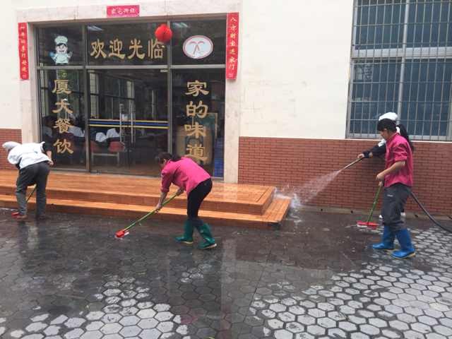 满厅喜色关不住,焕然一新迎校庆——记南光餐厅校庆大扫除