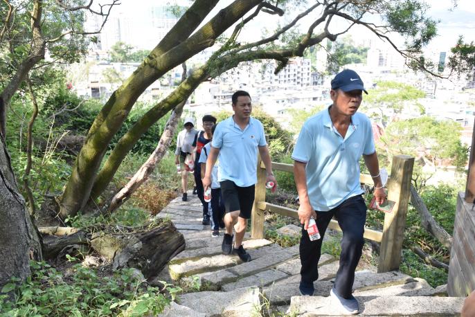 铭记历史,砥砺前行——公寓党支部组织开展健步小组活动