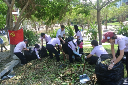 校园清洁 从我做起——公寓党支部投身校园清洁工作