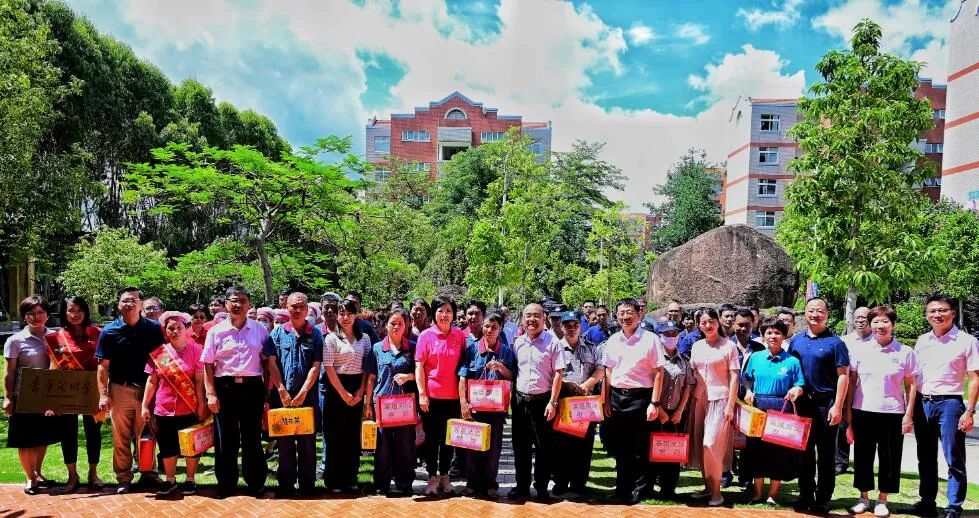 跨海送清凉,慰问暖心田 ——校领导到漳州校区慰问高温岗位一线员工