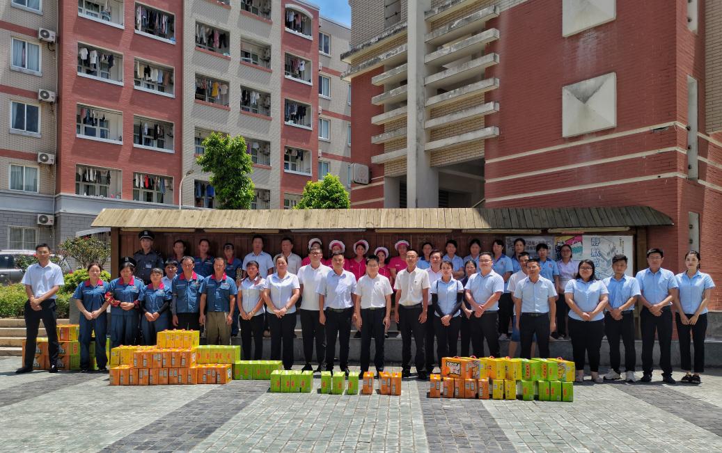 集团领导慰问翔安、漳州校区高温一线员工