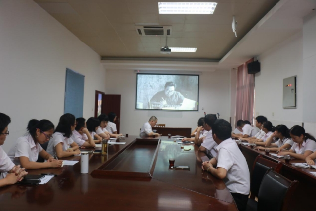 饮食服务中心党支部召开“两学一做”第二专题学习研讨会