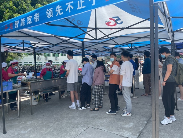 海韵勤业移动供餐点再次推出古法海蛎煎小吃