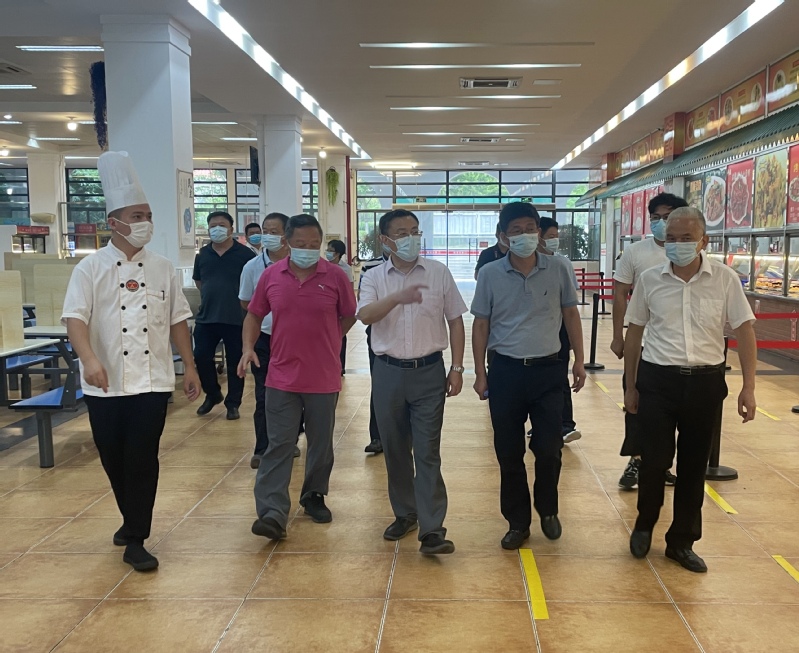 张荣校长到翔安校区后勤保障部门检查疫情防控工作