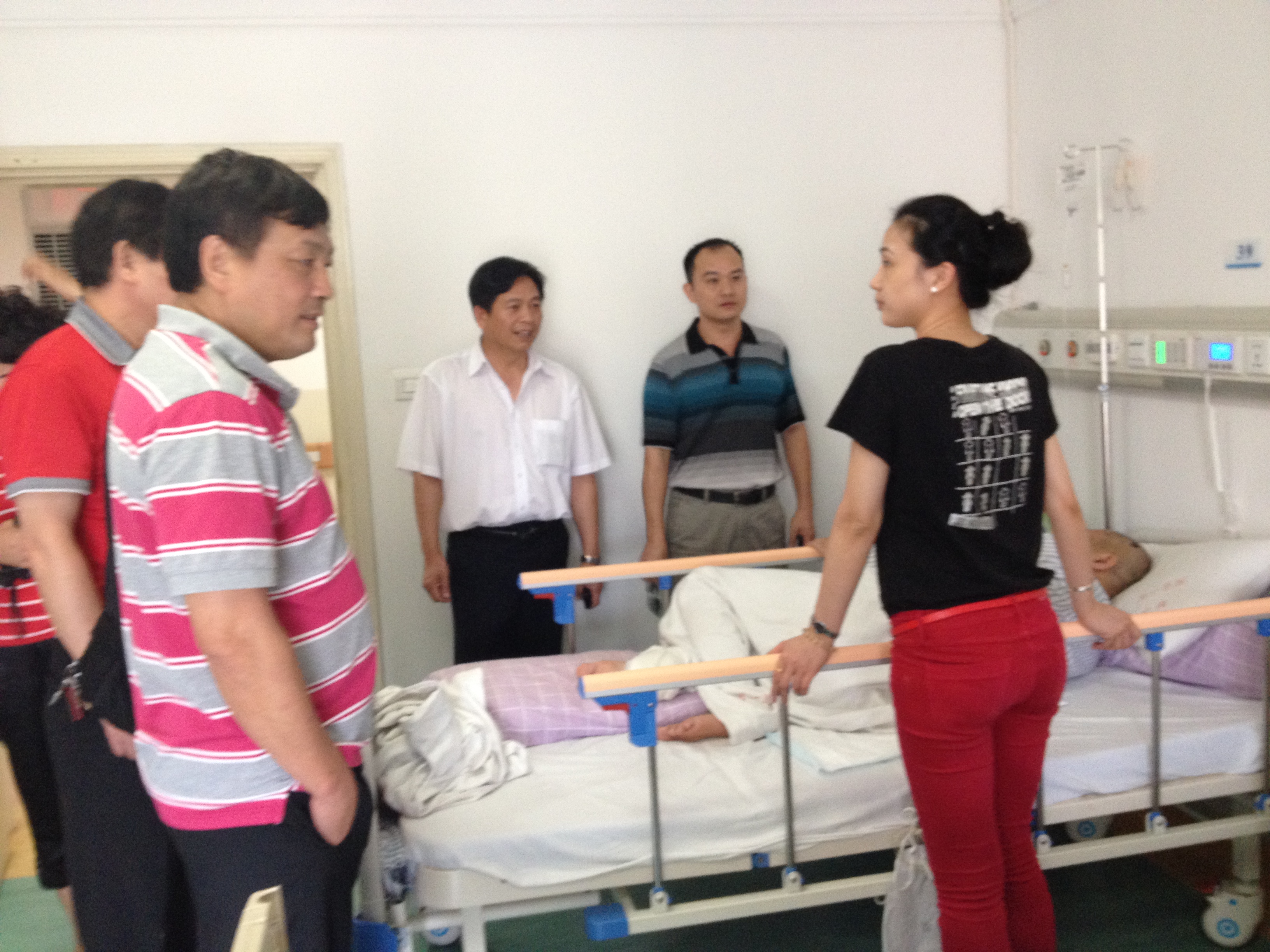 简讯:集团领导关心看望饮食服务中心住院老党员