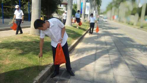 【后勤迎双创】公寓党支部投身校园深度保洁,巩固“互联网+”大赛保障成果