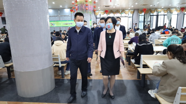 隆德县委书记刘斌一行参观勤业餐厅特色食品窗口