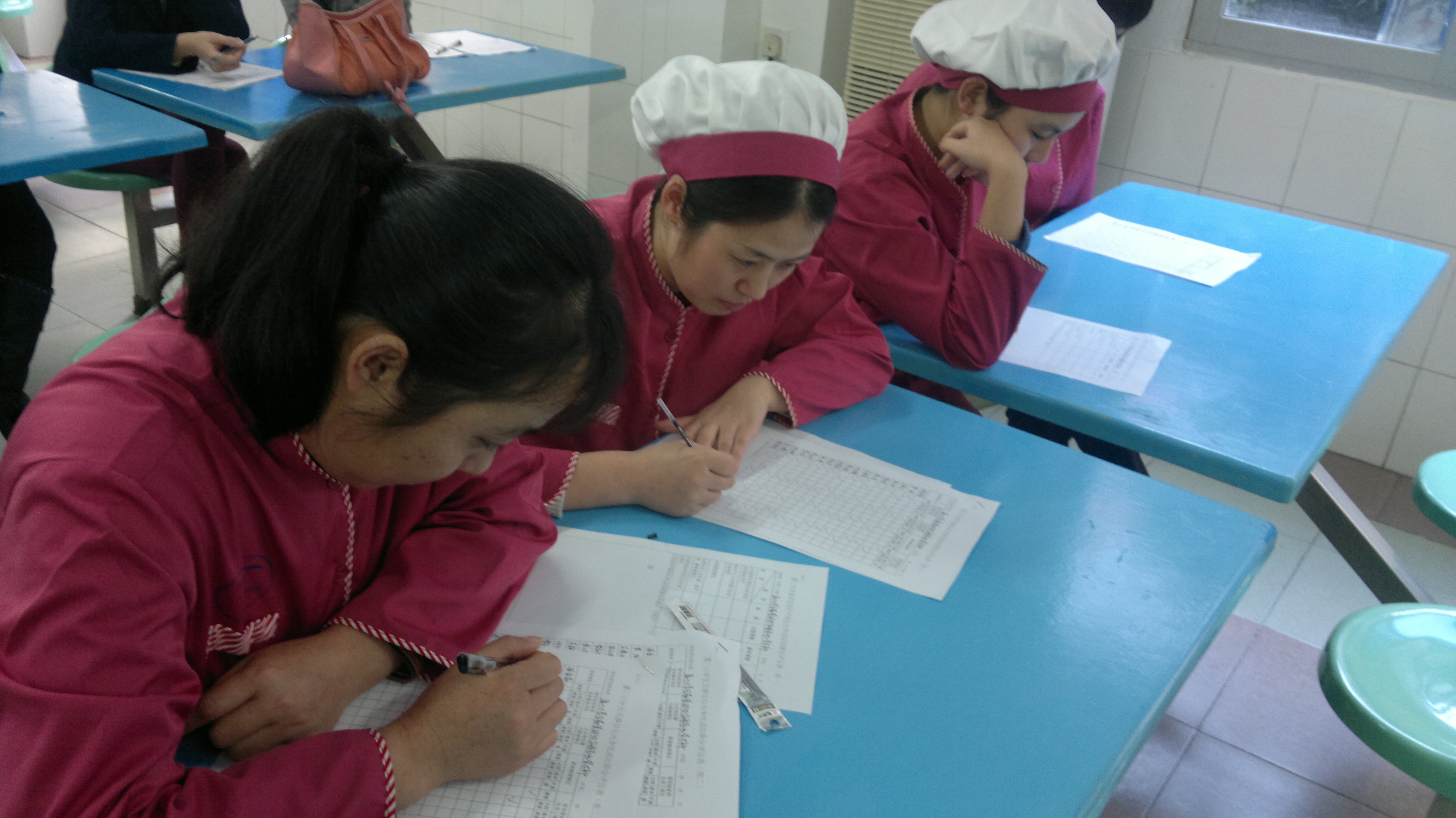 饮食服务中心党支部顺利完成创先争优活动群众评议