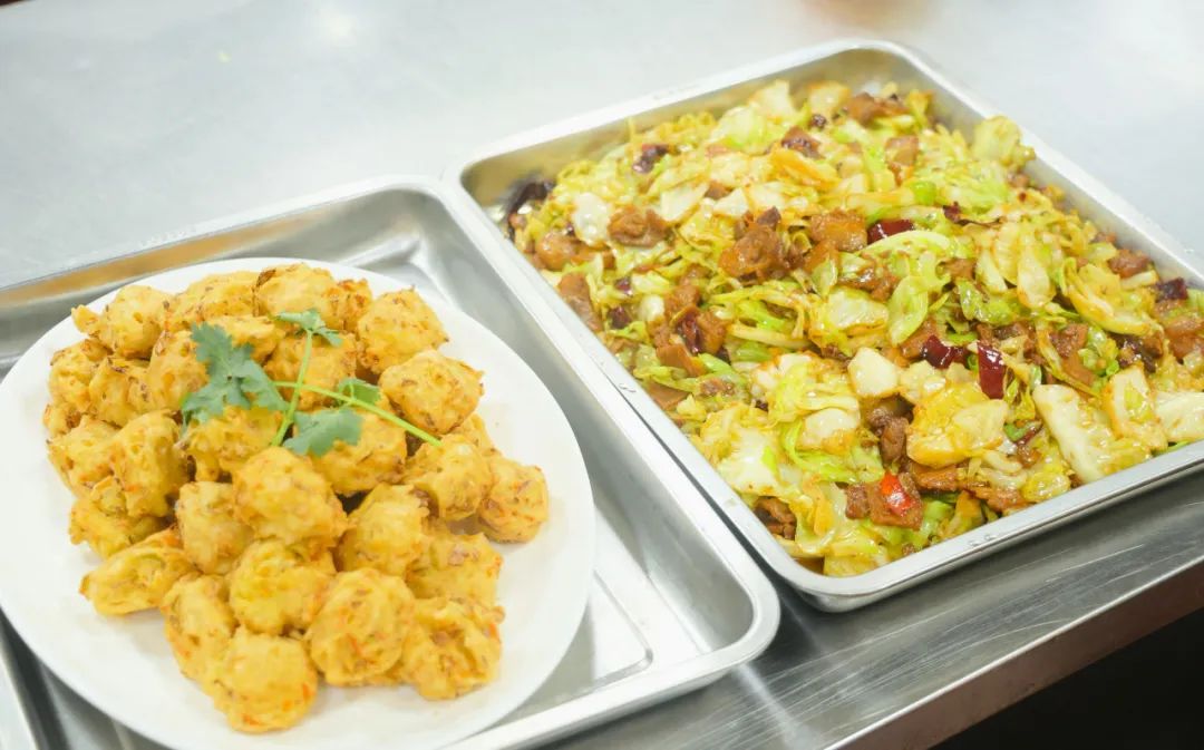 转载《人民网》《中国大学生在线》《学校共青团》等媒体报道:高校食堂“包菜炒一切”,学生还点赞,咋回事?