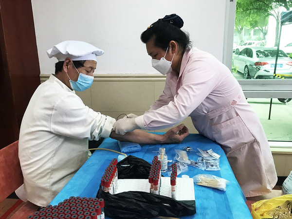 要保障师生健康,服务员工先健康——饮食服务中心有序做好餐厅员工一年一度的健康证换证工作