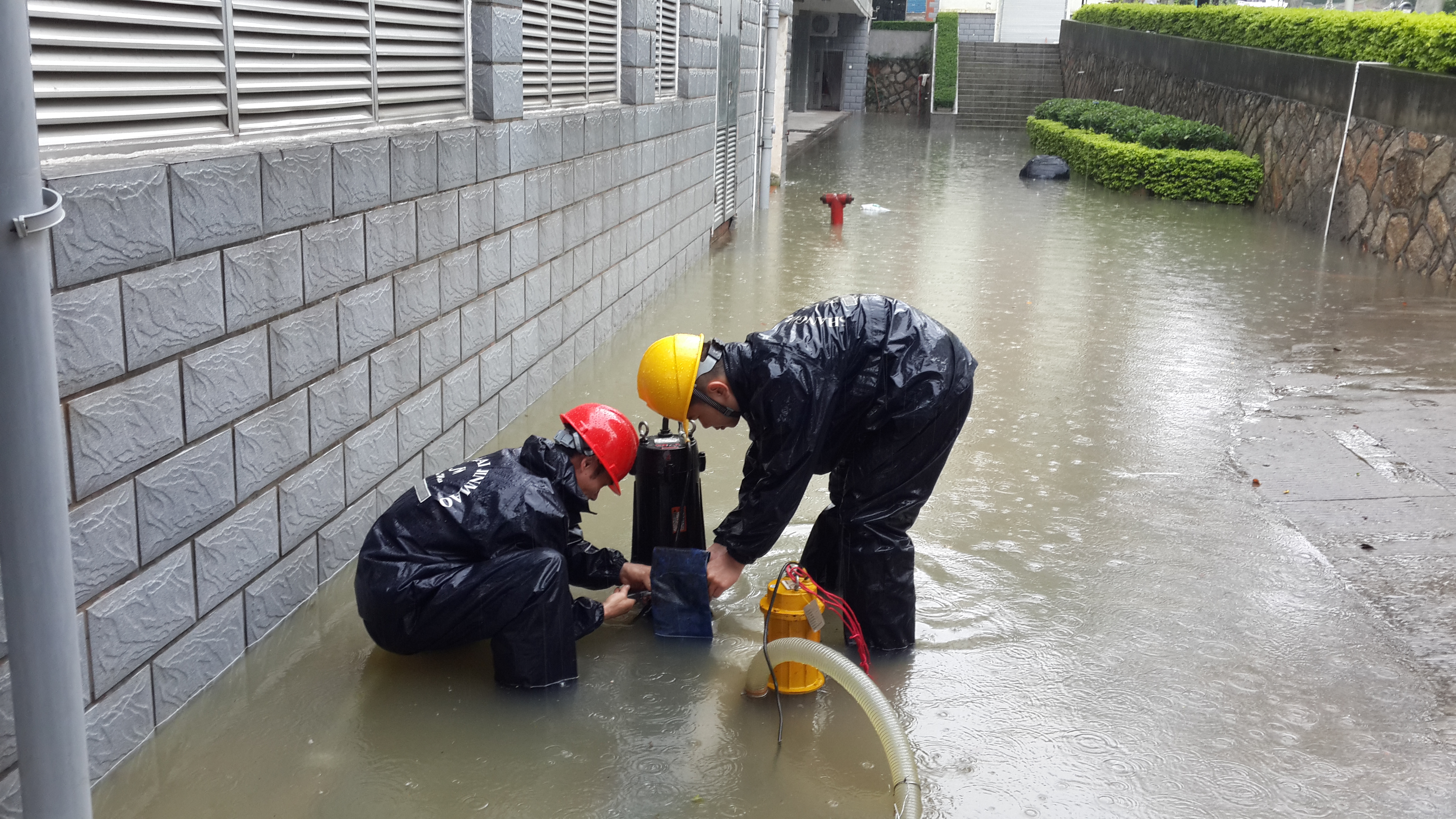 抗洪抢险响应迅速,治水排污措施得当——海韵8号楼职工公寓防洪排水纪实