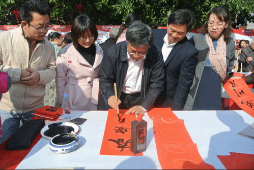 校园除尘布新迎春节——公环中心开展新年大扫除和环境布置工作