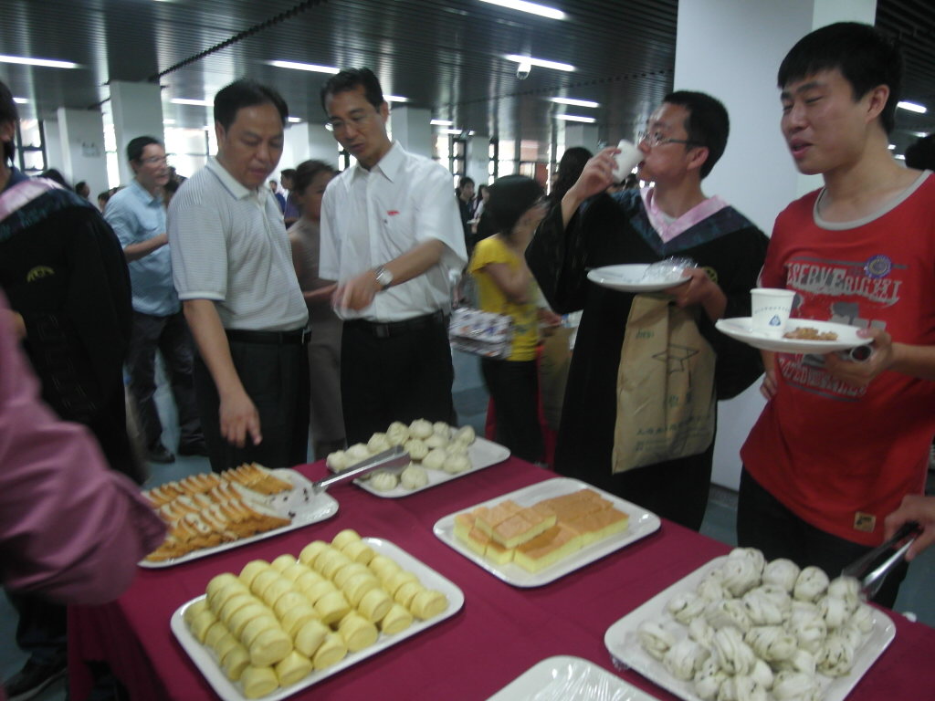 后勤集团圆满完成毕业冷餐会供餐任务