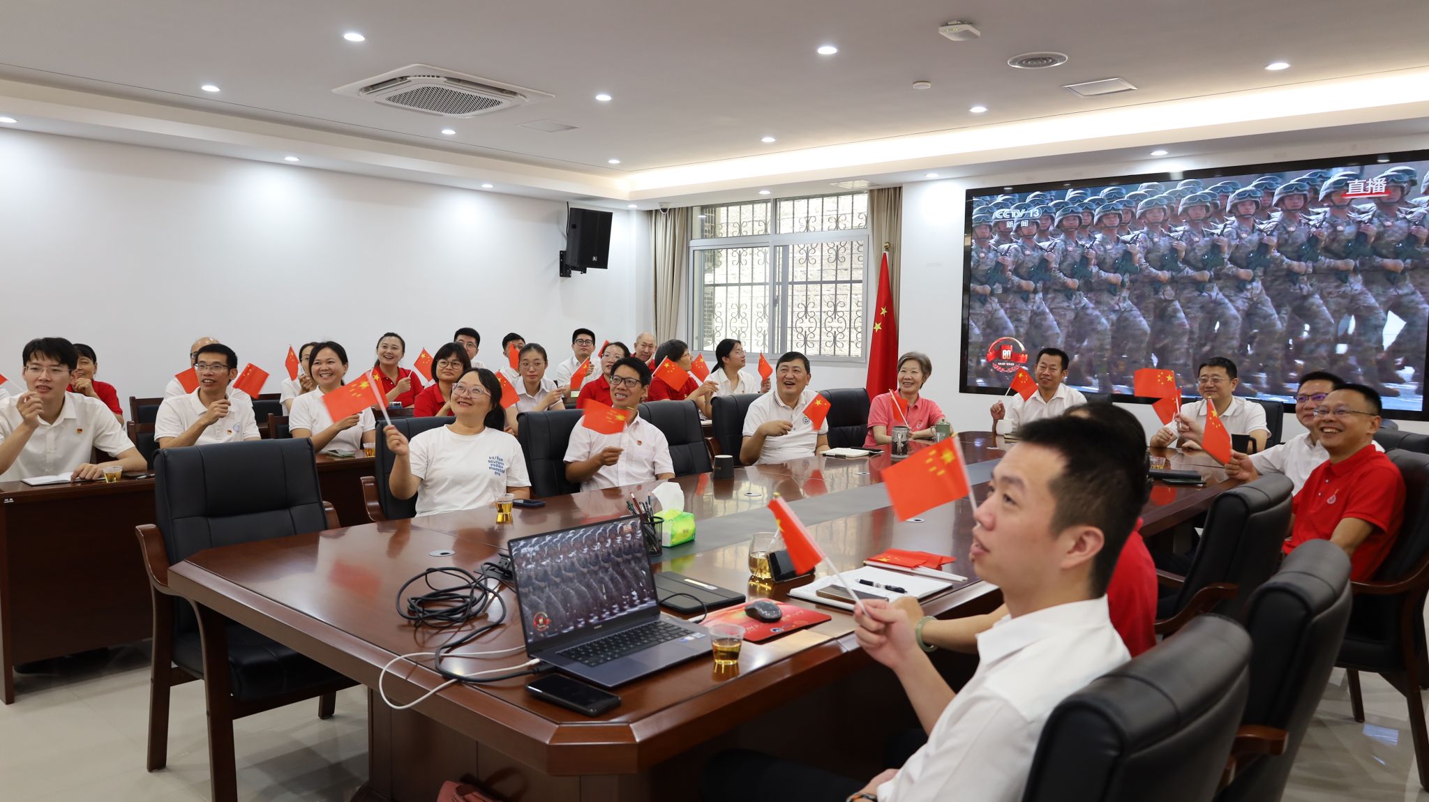 后勤集团组织集中收看纪念中国人民抗日战争暨世界反法西斯战争胜利80周年阅兵活动