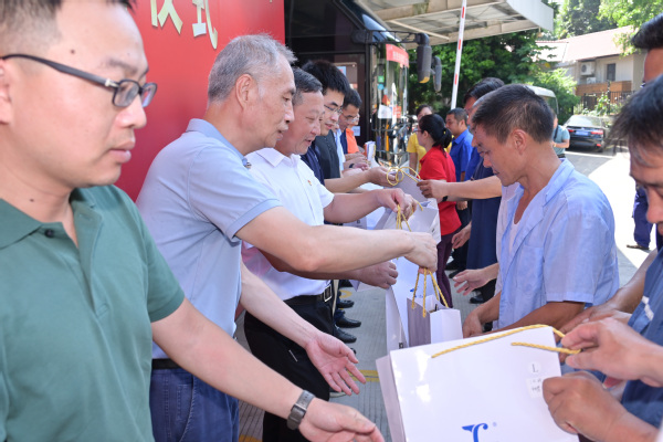 【我为师生员工办实事】后勤集团向69名驾驶员发放护腰