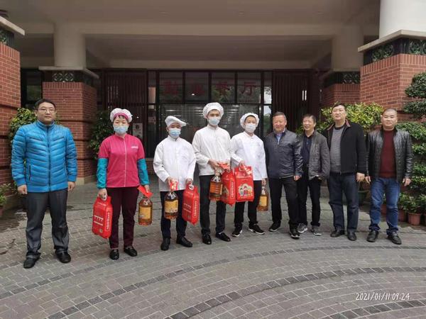 嘘寒问暖送关怀 情系职工送温暖