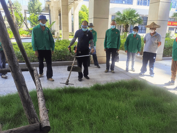 坚守暑期保障 做好迎新准备