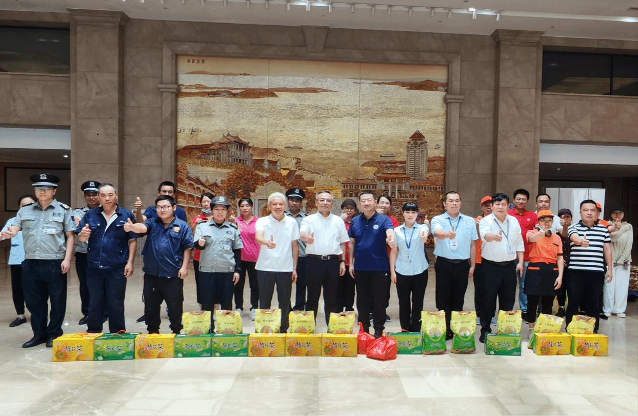 校领导到翔安校区关心指导后勤工作