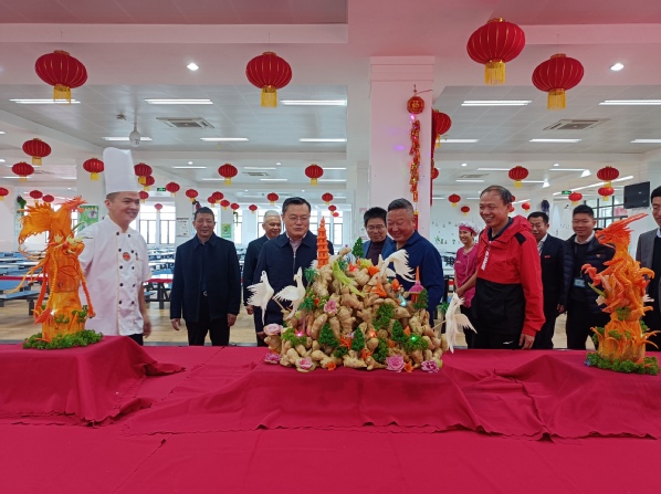 张荣校长慰问餐厅在岗员工