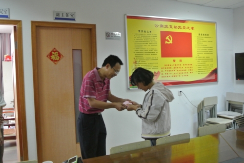 关心群众 为民解忧——集团工会为何海燕发放“爱心资金”