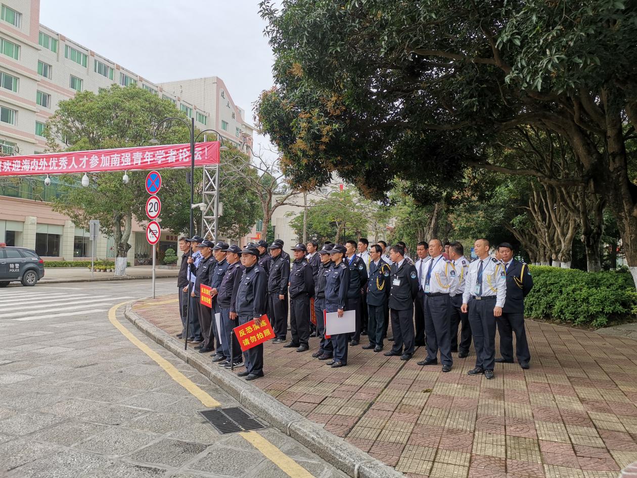 校园安防队伍开展反恐防暴演练