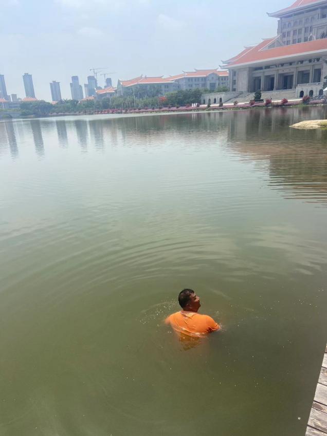 跳进水中帮寻找,排忧解难暖人心