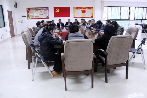 牢固树立“四个意识”,坚决维护中央权威 ——漳州校区服务办党支部召开支部大会专题学习十八届六中全会精神