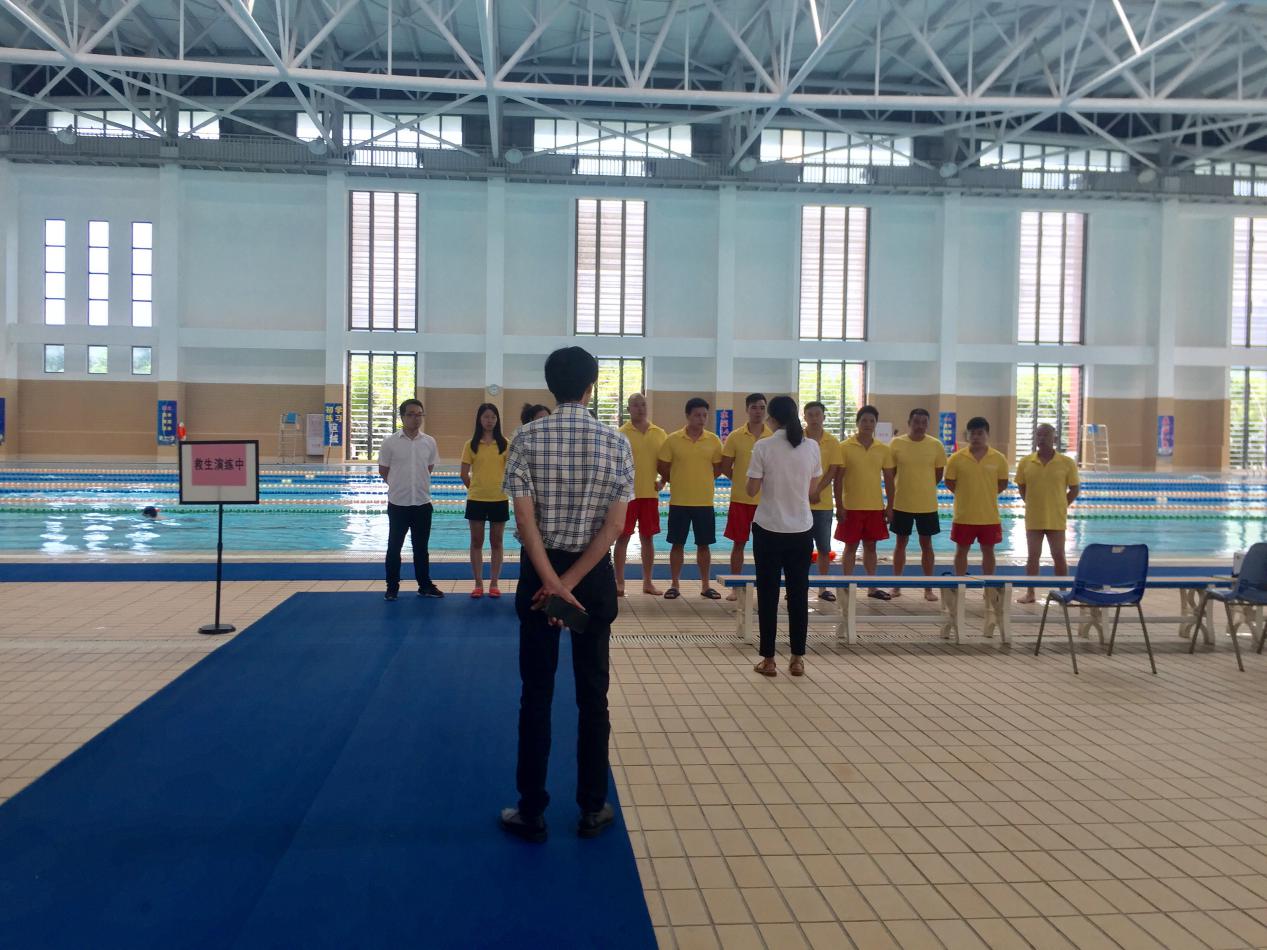 佘明培游泳馆进行救生演练,巩固安全堡垒