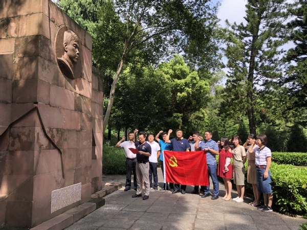 传承红色基因 主动为民办事——综合党支部开展主题党日活动推进党史教育走深走实