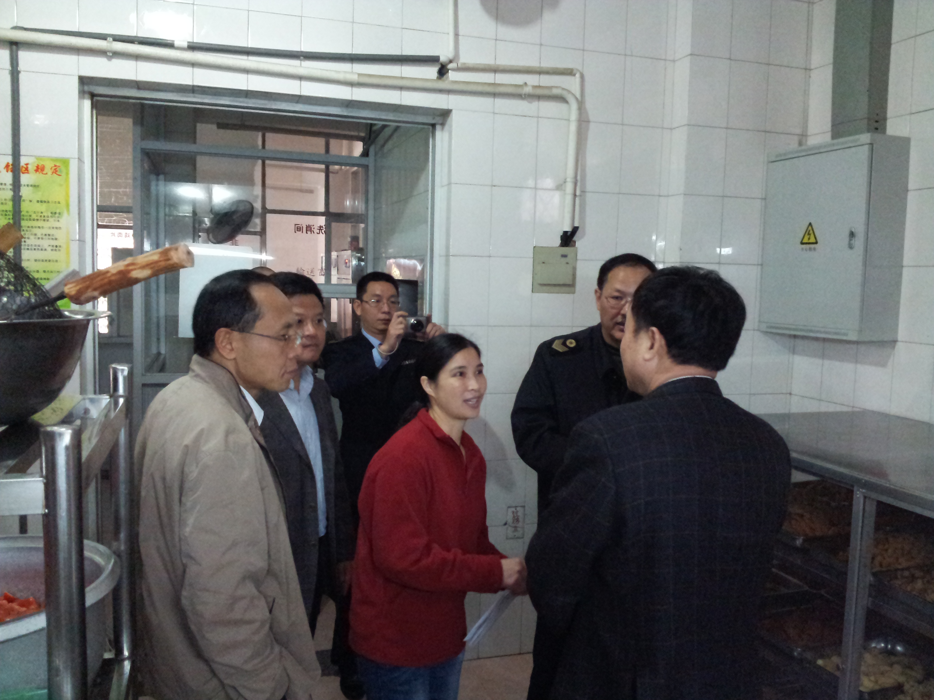 福建省食品安全委员会办公室检查厦门一中餐厅