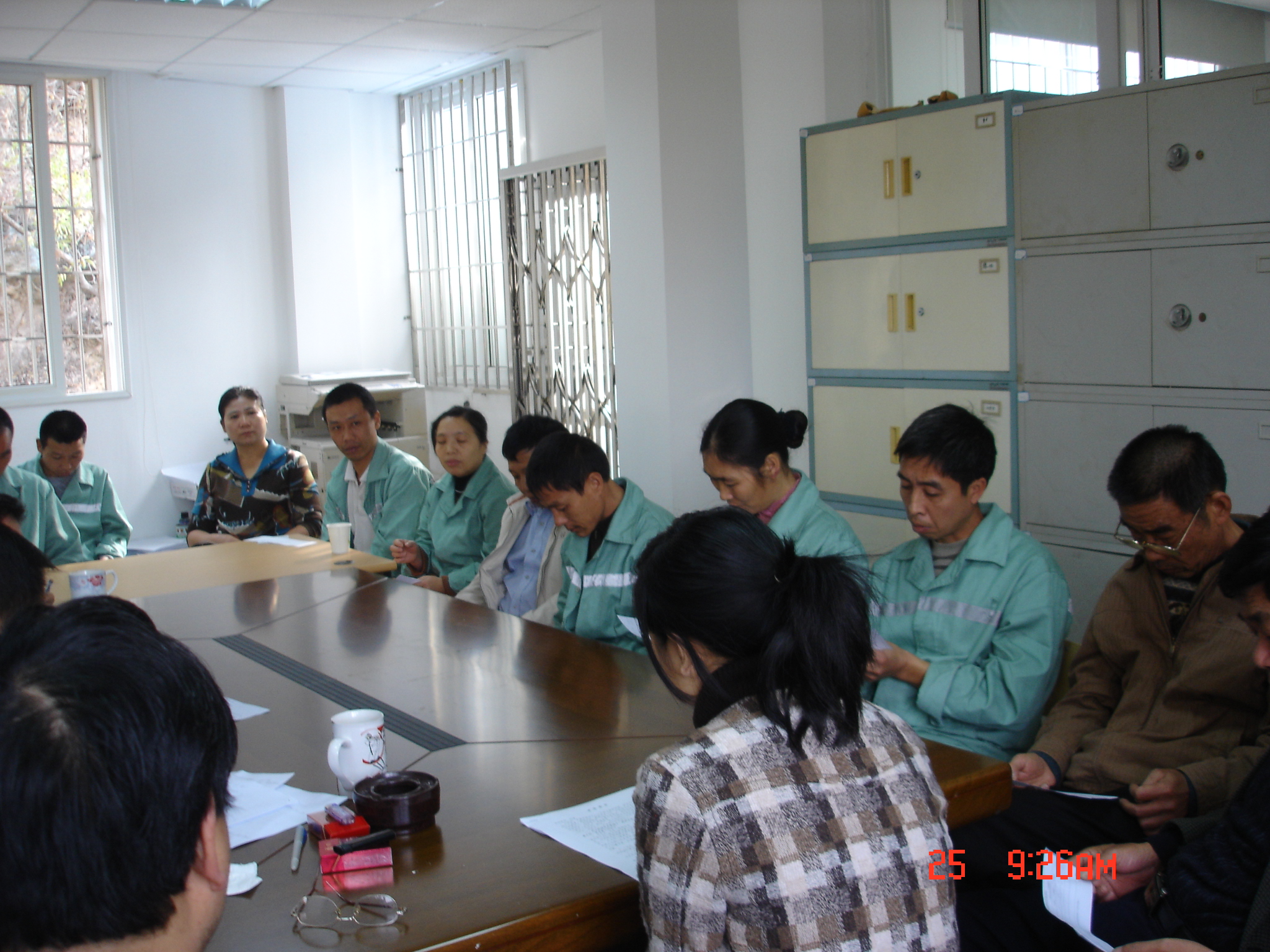 民主评议,公开考核。