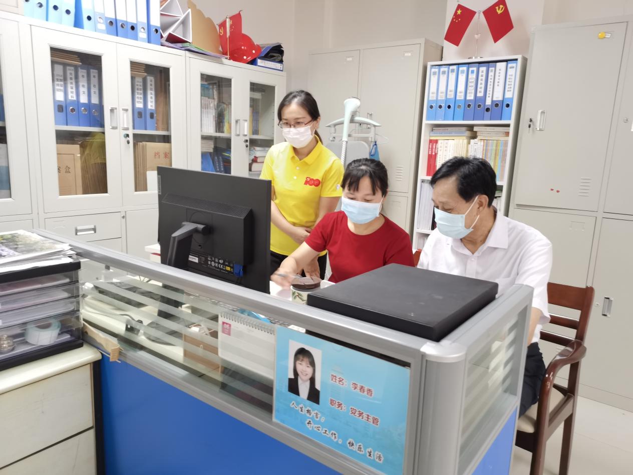 学校党建工作联络员杨敬达来集团指导工作