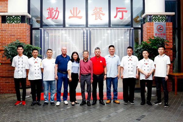 “闽菜泰斗”童辉星一行到校内食堂参观指导